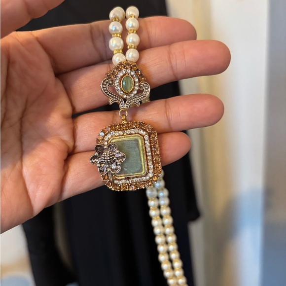 Elegant Pearl and Green Stone Necklace with earrings - Picture 4 of 4